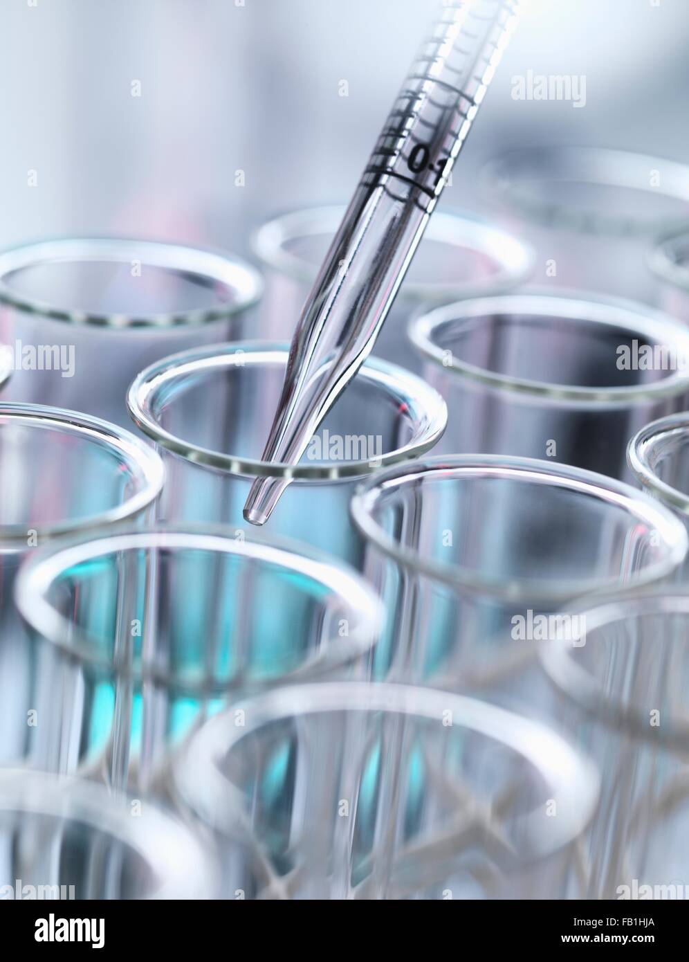 Le pipetage pipette graduée en liquide test tube Photo Stock Alamy