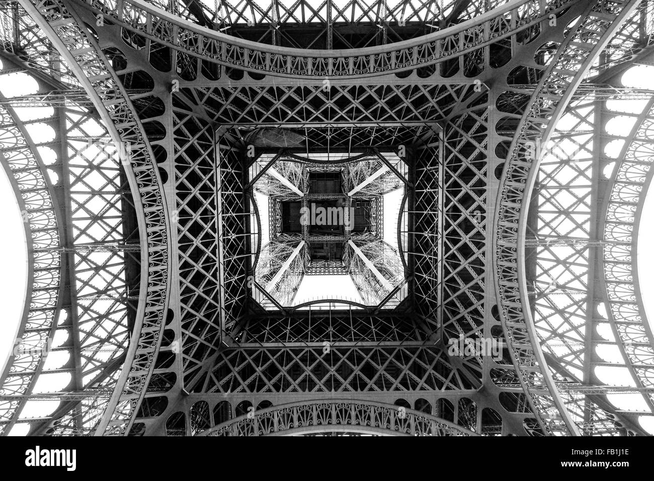 Une photographie par le dessous du bas de la Tour Eiffel à Paris, France. Noir et blanc. Banque D'Images