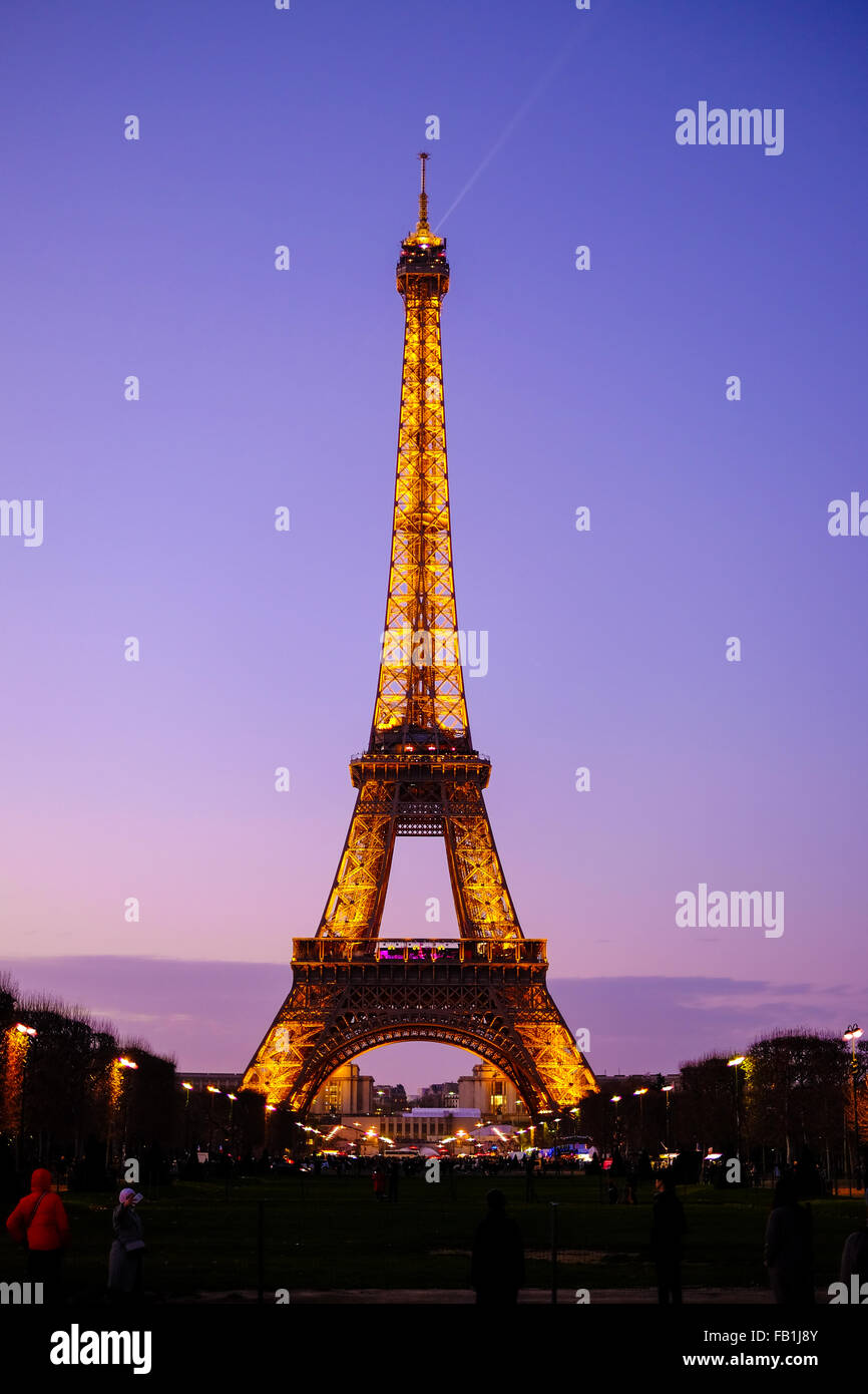 La Tour Eiffel au coucher du soleil à Paris, France juste après l'allumage des feux. Banque D'Images