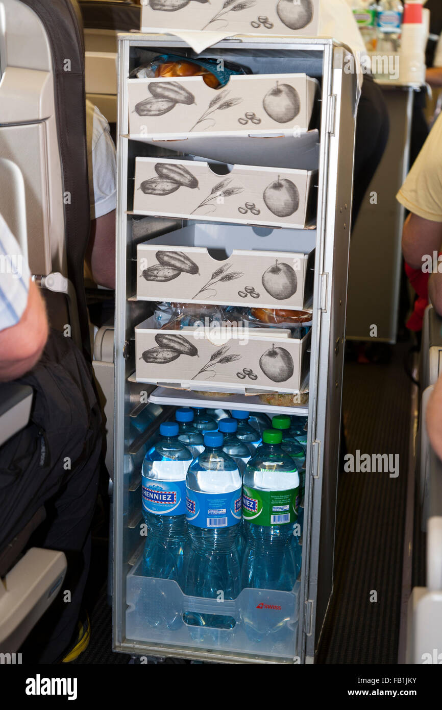 Une légère collation / collations et boissons alimentaires panier chariot sur un vol entre Londres et Genève en Suisse. Banque D'Images