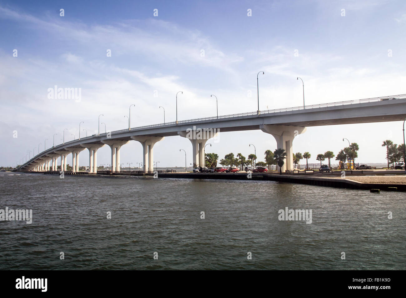 Jensen Beach Florida USA pont traversant la rivière des Indiens sur un jour nuageux et venteux Banque D'Images