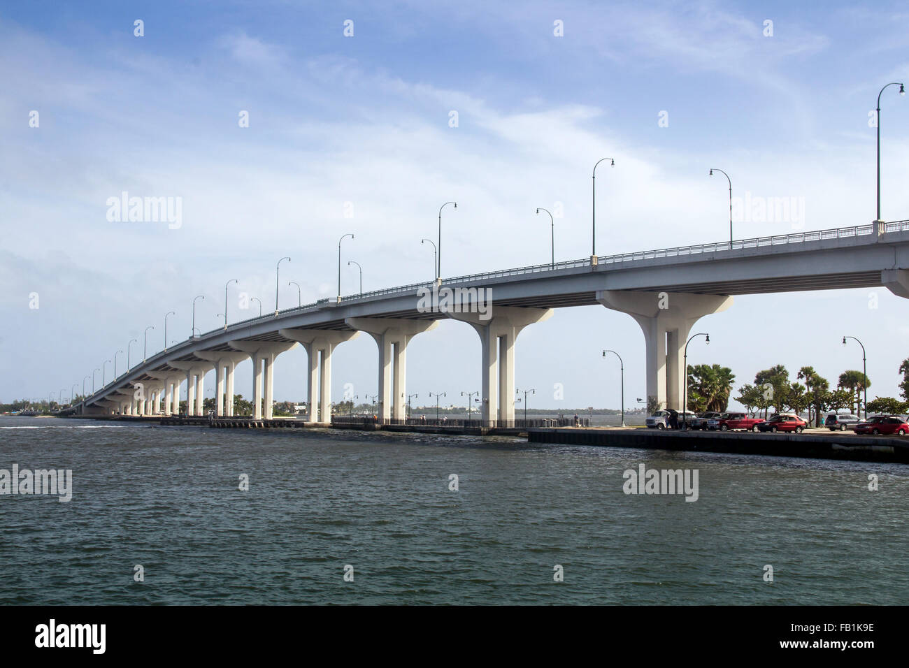 Jensen Beach Florida USA pont traversant la rivière des Indiens sur un jour nuageux et venteux Banque D'Images