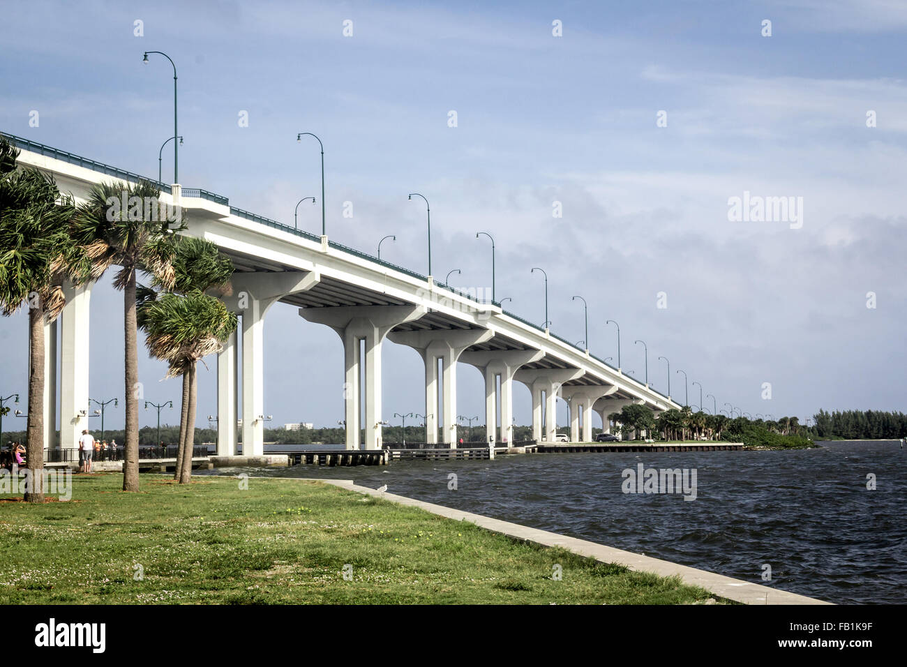 Jensen Beach Florida USA pont traversant la rivière des Indiens sur un jour nuageux et venteux Banque D'Images