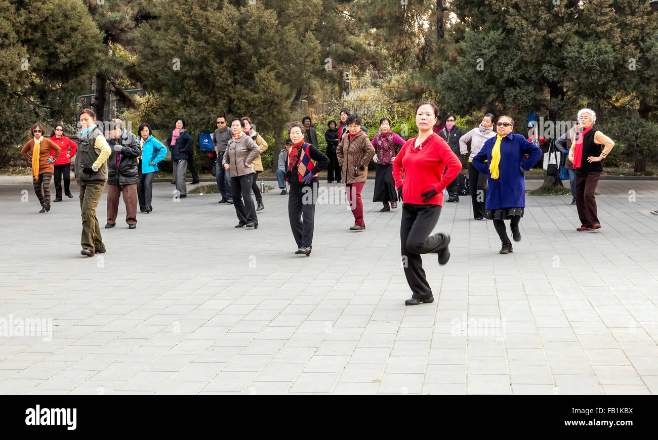 Des gens pratiquant le T'ai chi ch'ua, Purple Bamboo Park, Beijing, China, Asia Banque D'Images