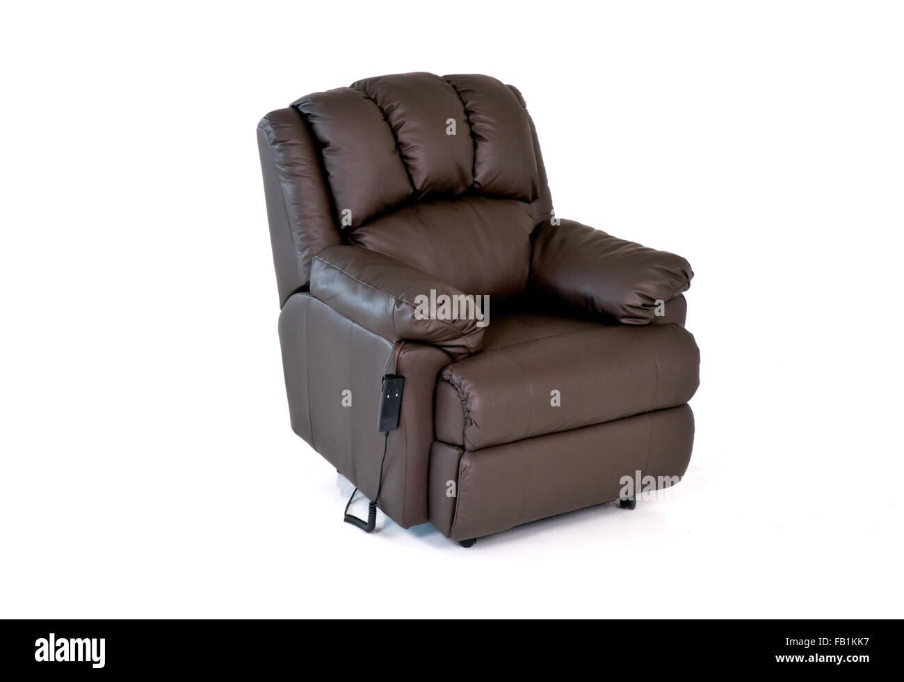 Chaise fauteuil en cuir marron avec commandes sur fond blanc Banque D'Images