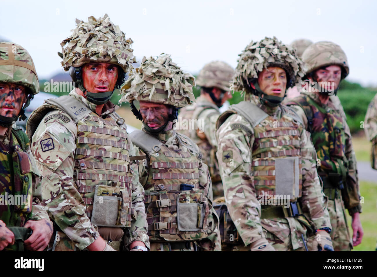 Royal Air Force RAF regiment soldats alignés dans leur camouflage gilets pare avant un exercice d'entraînement. Banque D'Images