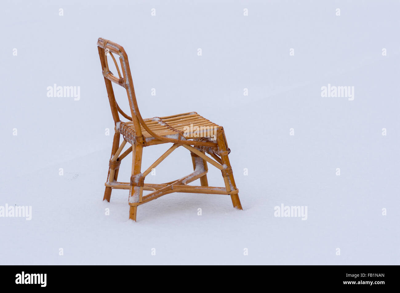 Wicker Chair fait à la main pour les enfants dans la neige Banque D'Images