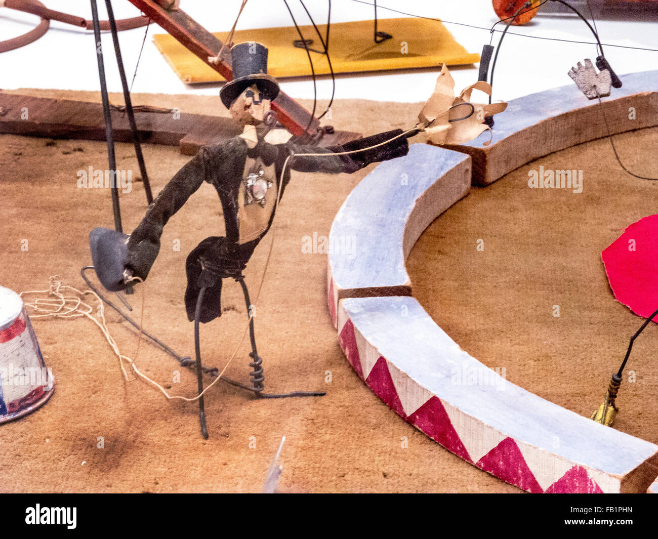 Situé au Whitney Museum de New York, le Cirque Calder (1926-31) est une interprétation artistique d'un cirque créé par l'artiste américain Alexander Calder. Il s'agit de modèles de fil attachée pour l'exécuter les différentes fonctions de l'artistes de cirque ils Banque D'Images