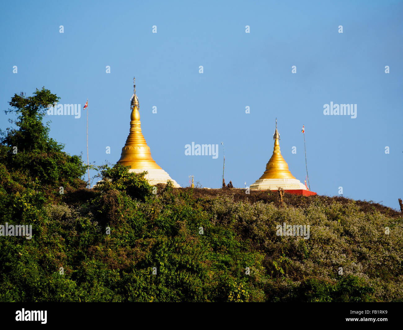 Deux pagodes dorées sur la colline au-dessus du lac Indawgyi Banque D'Images