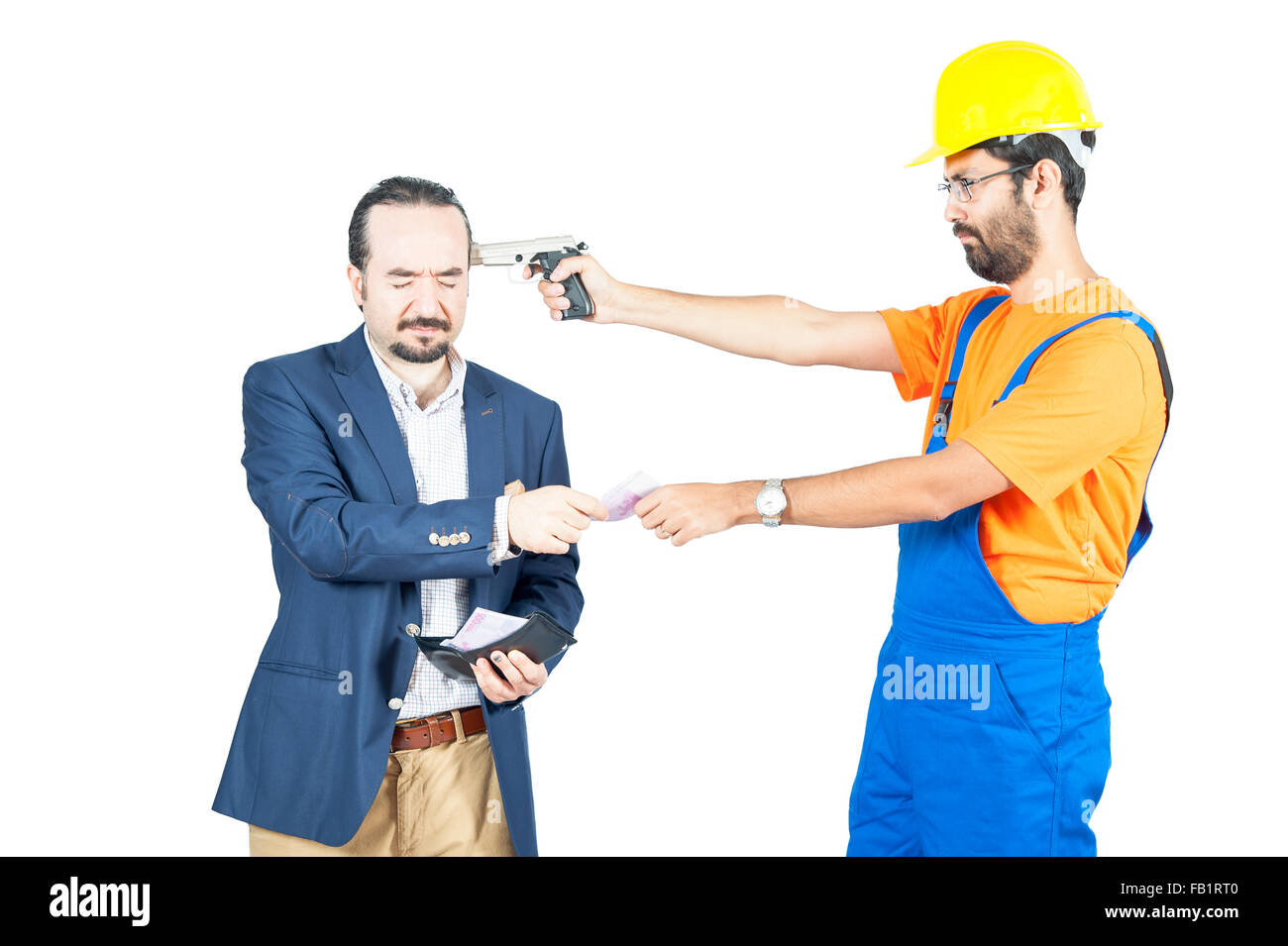 Blue Collar man threating ouvrier pour obtenir son argent pour des services isolé sur fond blanc Banque D'Images