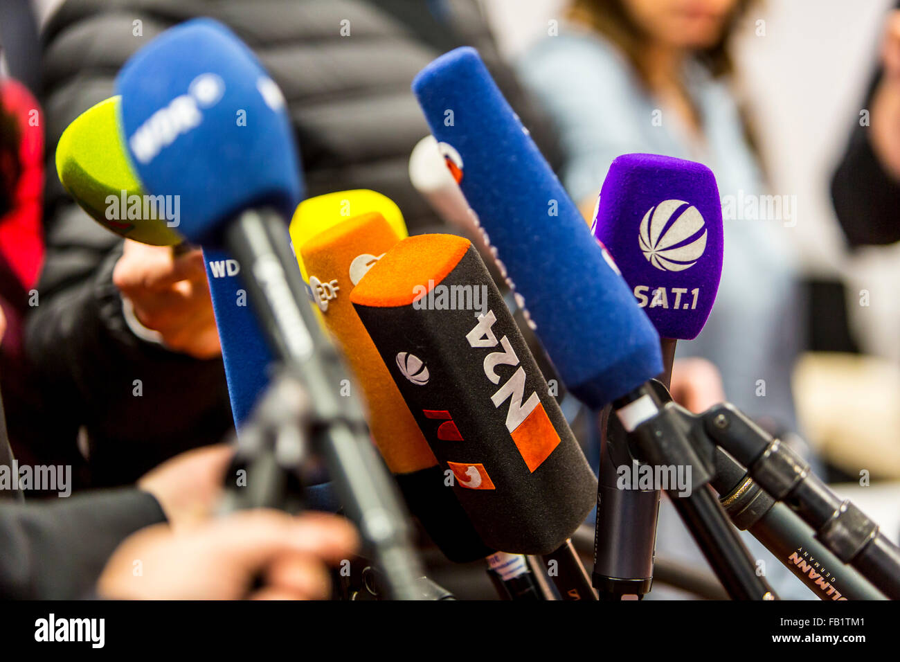 Microphones de différentes stations de télévision et de radio au cours d'une conférence de presse, médias, Banque D'Images