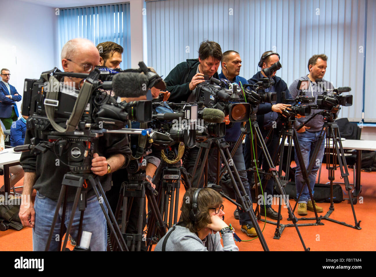 Les équipes de l'appareil photo de différentes stations de télévision lors d'une conférence de presse, médias, Banque D'Images