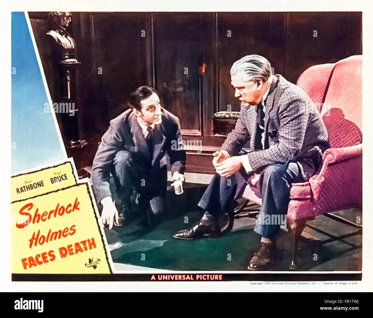 Sherlock Holmes est confronté à la mort" (1943, réalisé par Roy William Neill avec Basil Rathbone et Nigel Bruce, et Dennis Hoey. Holmes enquête sur les meurtres commis à Musgrave Hall où les officiers militaires sont en convalescence pendant la Seconde Guerre mondiale dans cette adaptation de 'l'aventure du rituel Musgrave' par Sir Arthur Conan Doyle (1859-1930). Voir plus d'informations ci-dessous. Banque D'Images