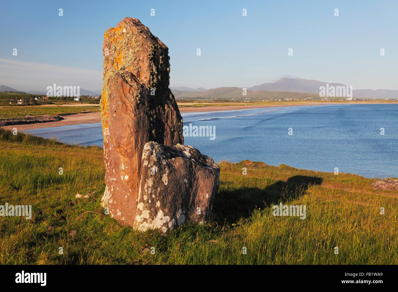 Menhir Menhirs à Ballinskelligs plage donnant sur la baie de Ballinskelligs avec vue sur Waterville, dans le comté de Kerry, Irlande Banque D'Images