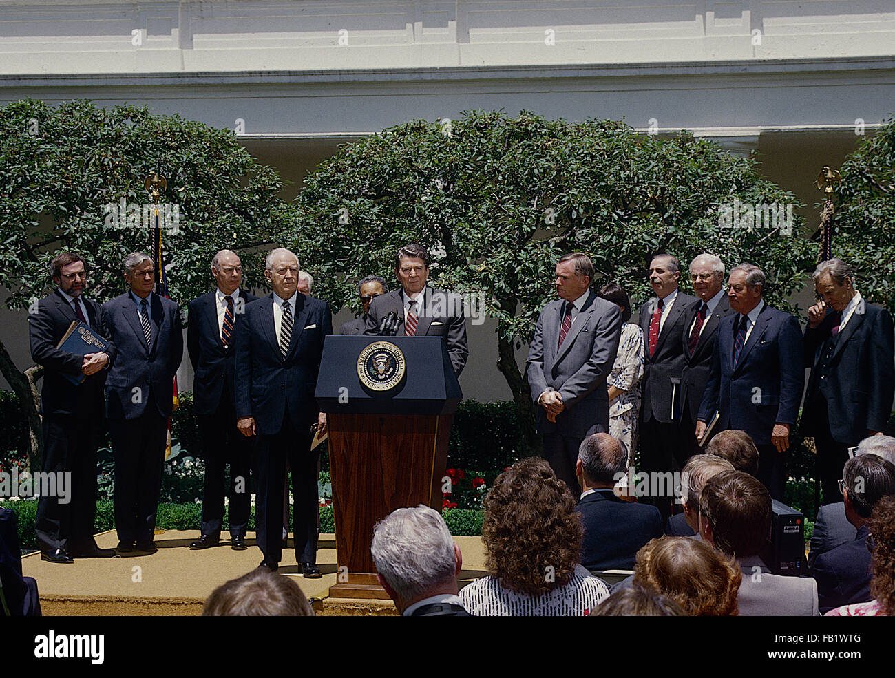 Washington, DC., USA, 9 juin, 1986 Le président Ronald Reagan dans le Rose Garden de recevoir le rapport final de la Commission présidentielle sur l'accident de la navette spatiale Challenger. Credit : Mark Reinstein Banque D'Images