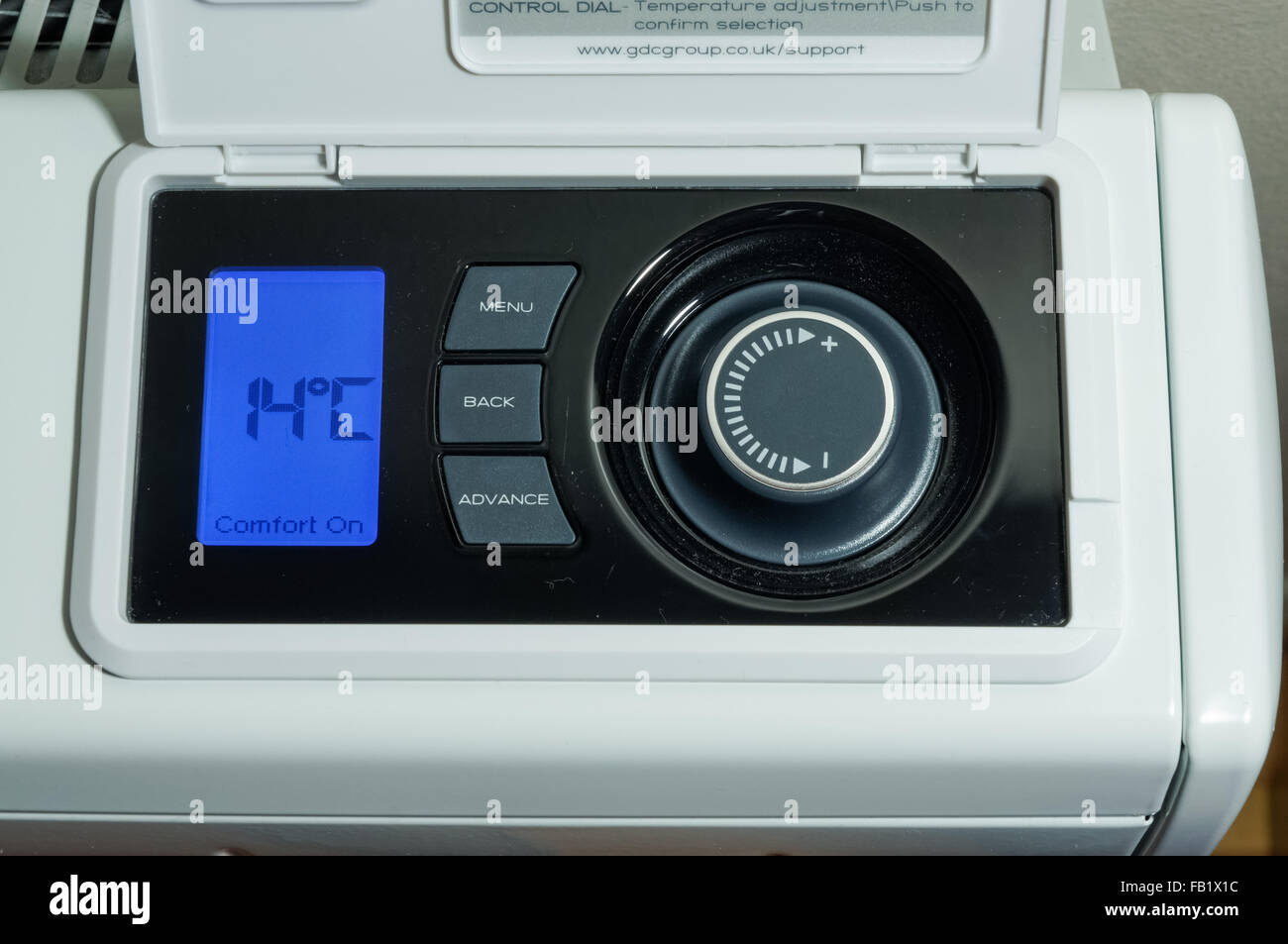Chauffage central domestique, radiateur de stockage électrique, affichage LCD et panneau de commande de température réglé sur une température de 14 degrés celsius Banque D'Images