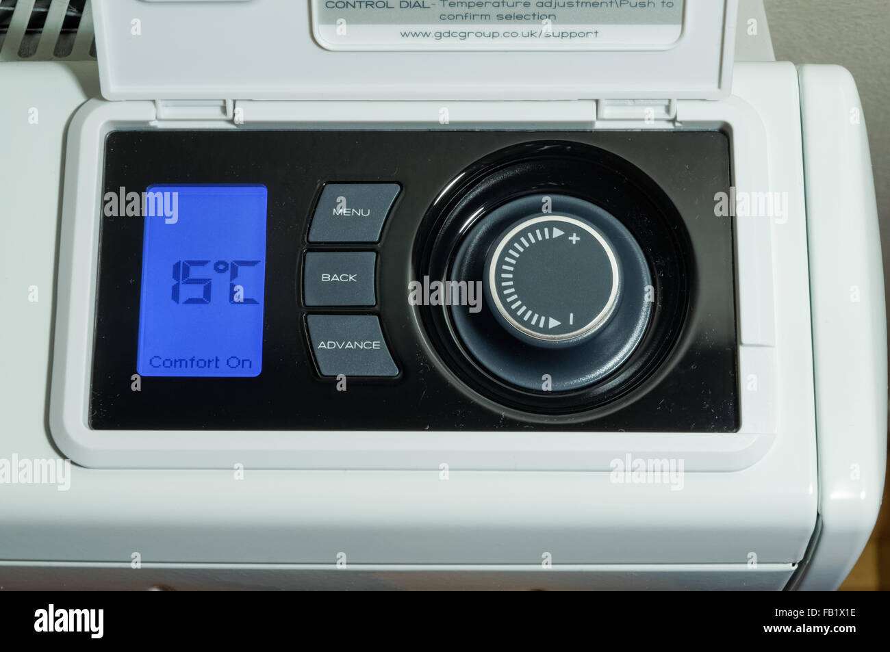 Chauffage central domestique, radiateur de stockage électrique, affichage LCD et panneau de commande de température réglé sur une température de 15 degrés celsius Banque D'Images