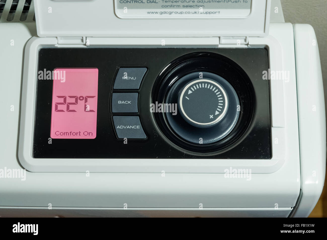 Chauffage central domestique, radiateur de stockage électrique, affichage LCD et panneau de commande de température réglé sur une température de 22 degrés celsius Banque D'Images