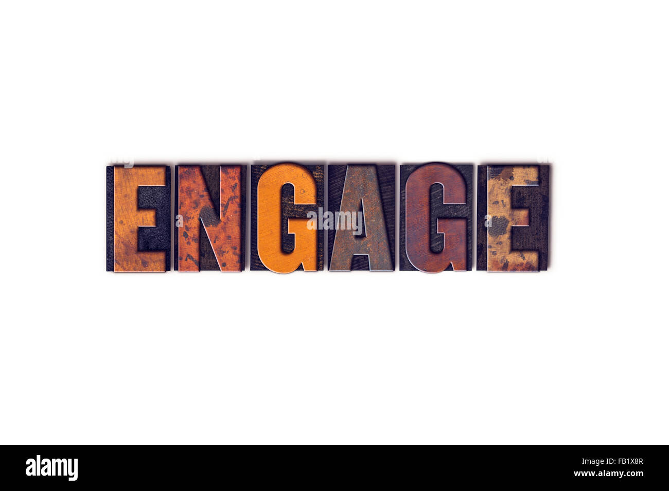 Le mot 'ENGAGE' écrit en police de caractère, en bois vintage isolé sur fond blanc. Banque D'Images