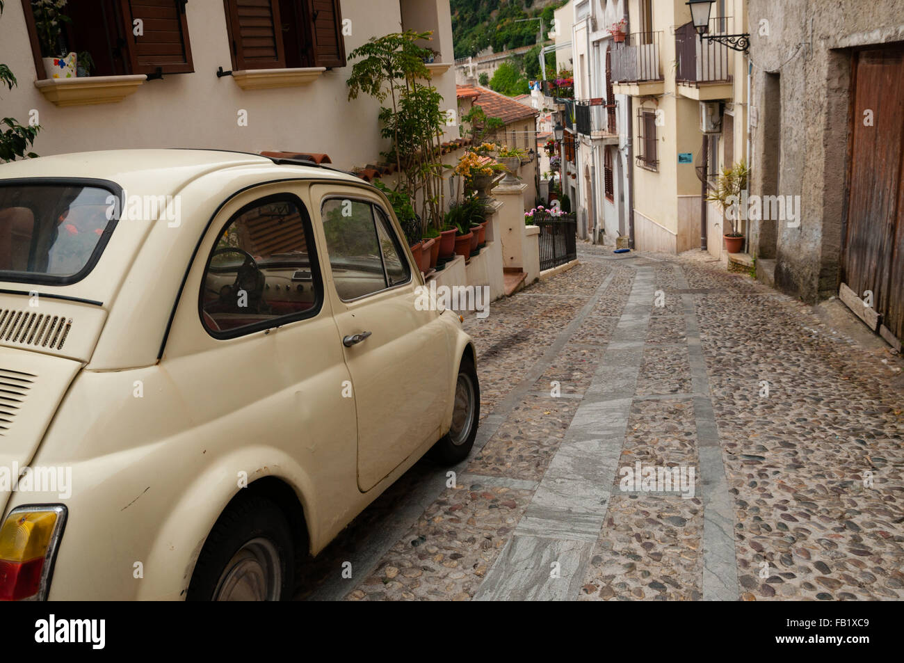 Petite voiture italienne sur route étroite dans le village de Scilla Banque D'Images