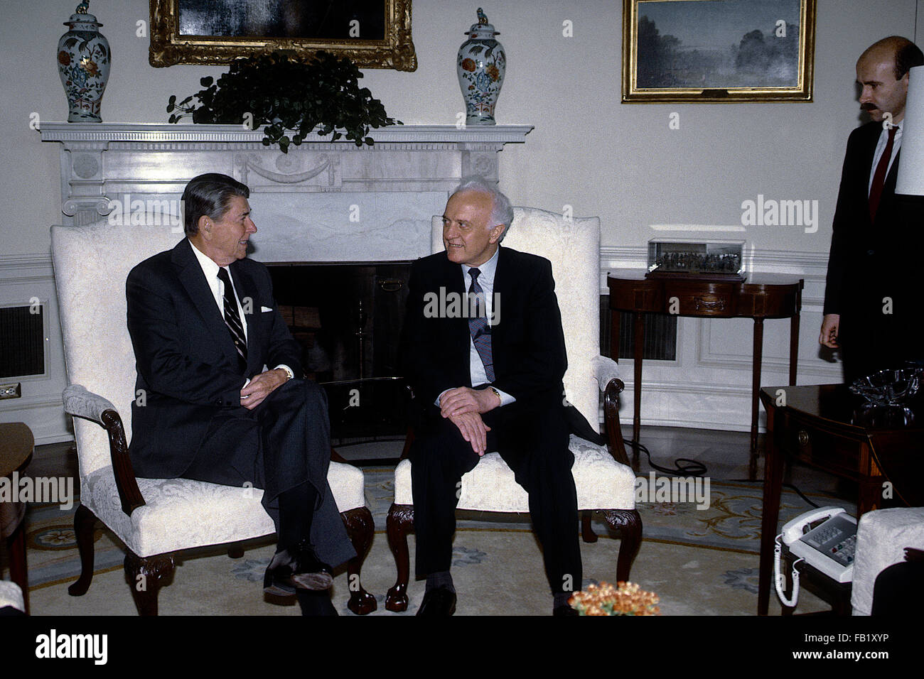 Washington, DC., USA, 15 Septembre, 1987 Le président Ronald Reagan se réunit avec le Ministre russe des Affaires étrangères Edouard Chevardnadze dans le bureau ovale de la Maison Blanche. Credit : Mark Reinstein Banque D'Images