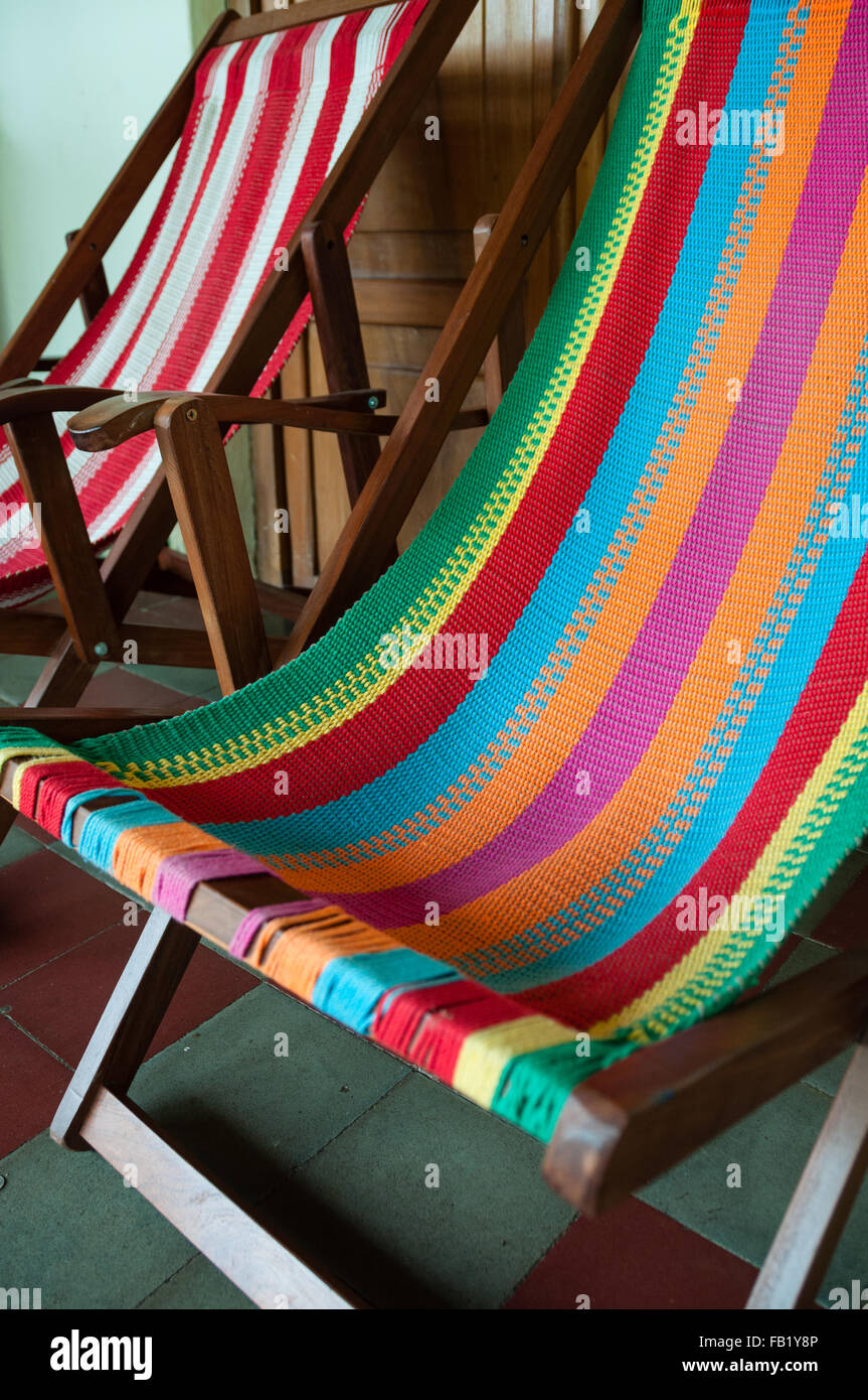 Pont colorés chaise devant une porte en bois à l'hostel Banque D'Images