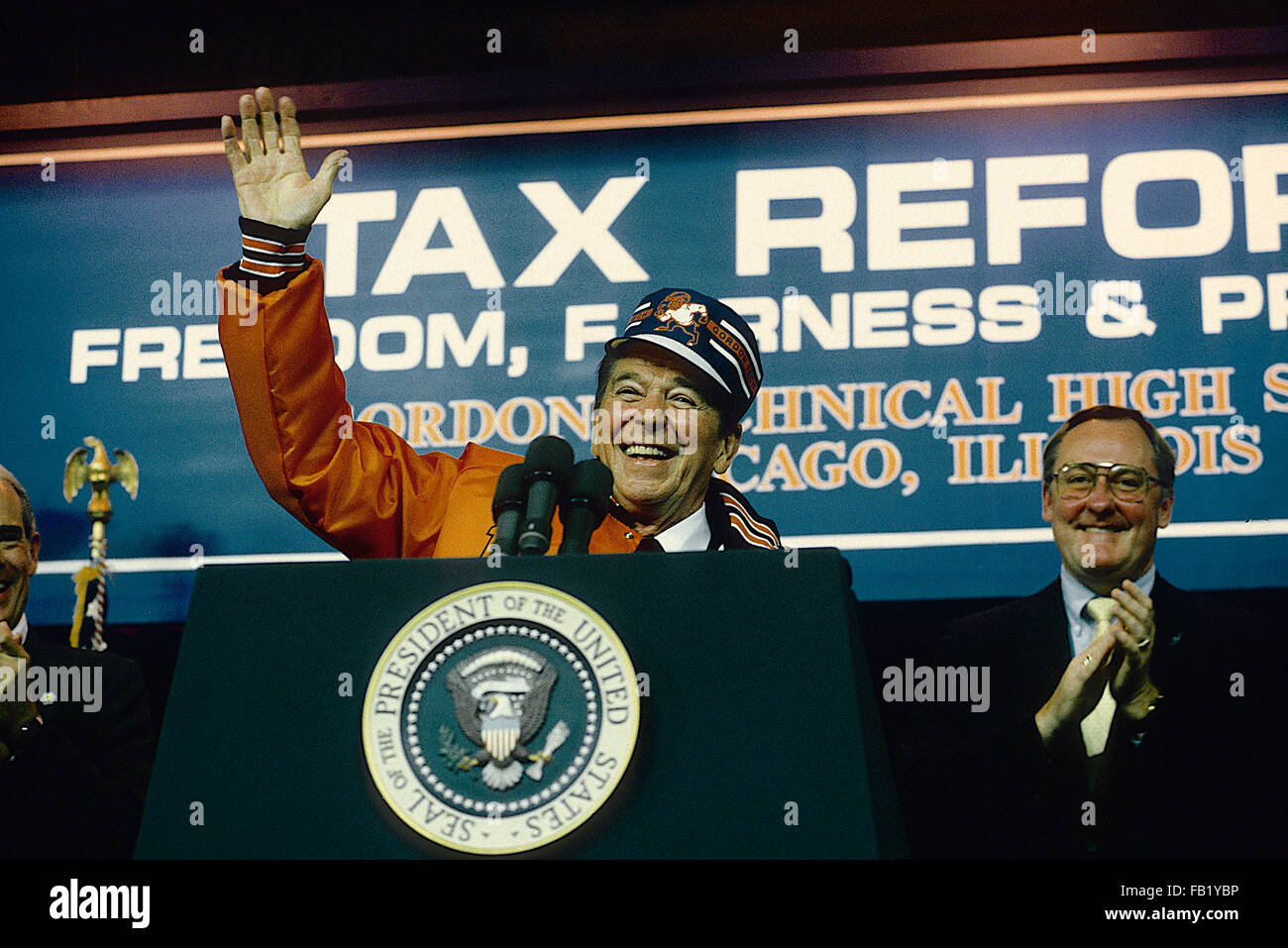 Chicago, Illinois, USA., 10 octobre 1985, le président Ronald Reagan parle de sa politique de réforme fiscale au Gordon Tech High School de Chicago. Credit : Mark Reinstein Banque D'Images