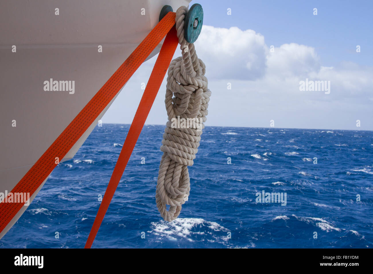 Corde nouée à la vie bateau sur des navires en mer. Banque D'Images