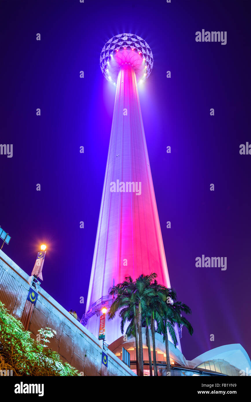 Menara KL Tower at night à Kuala Lumpur, Malaisie. Banque D'Images