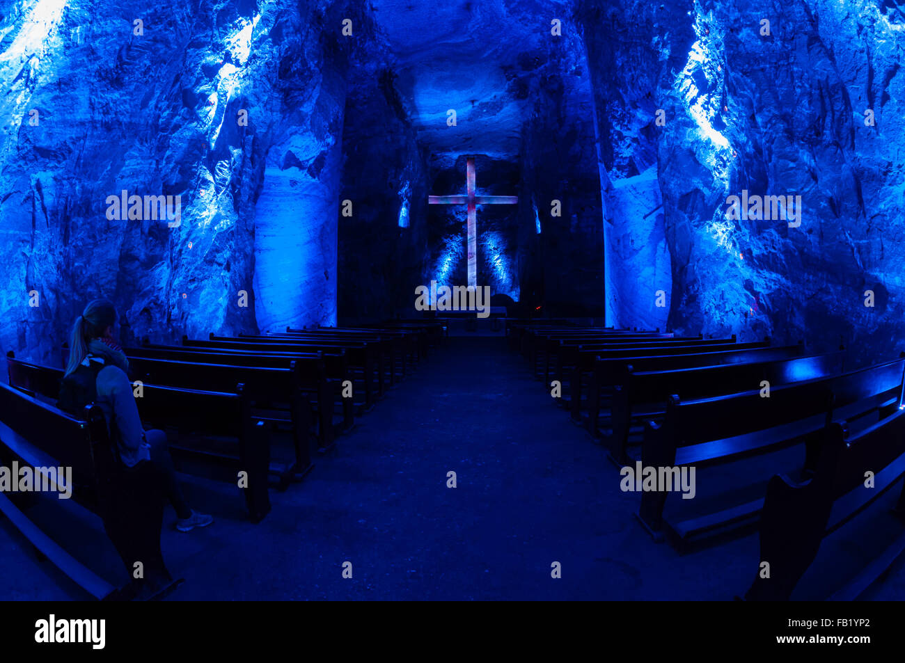 Cathédrale de sel de Zipaquirá souterrain pièce principale avec grande croix et de bancs dans la lumière bleue Banque D'Images