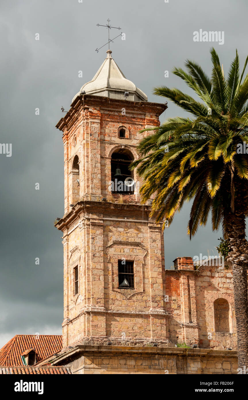 Tour de l'église en pierre ancienne avec palmier près de Bogota Banque D'Images