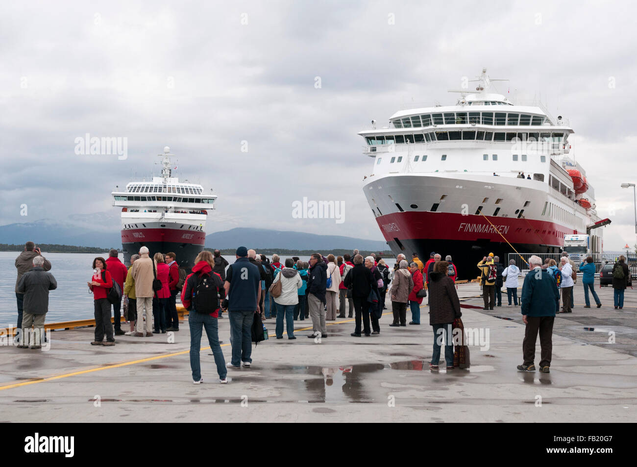 Les navires de croisière Hurtigruten attente touristique à Molde, Norvège Banque D'Images