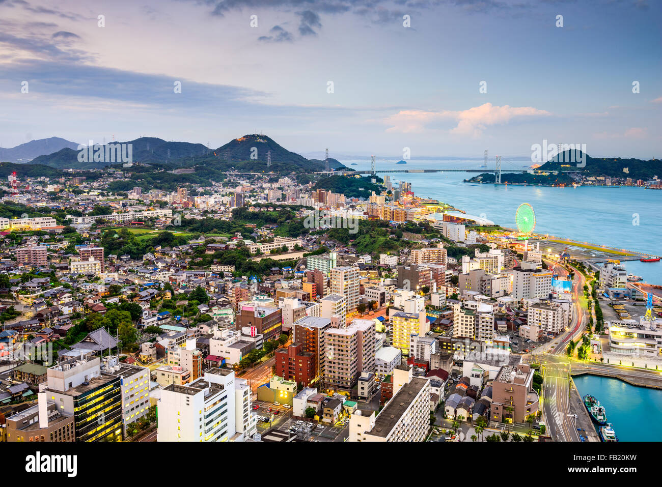 Shimonoseki, le Japon sur le détroit de Kanmon skyline. Banque D'Images