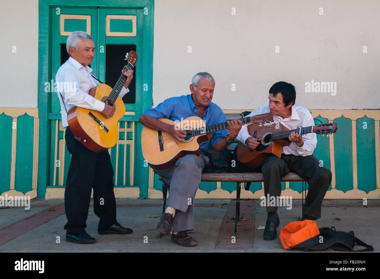 Trois vieil homme jouant de la guitare dans la rue, faire de la musique Banque D'Images