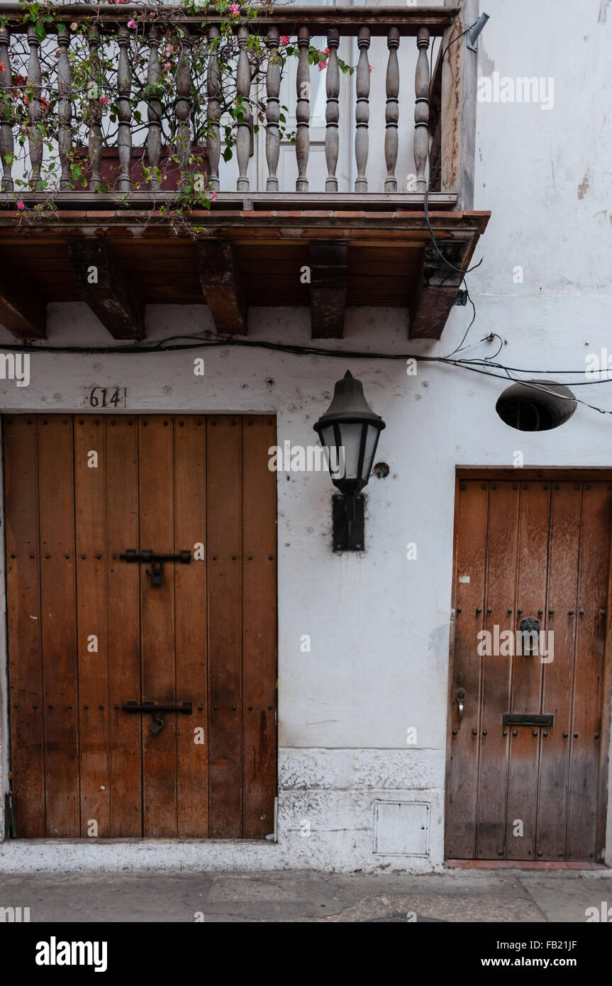 Brun Bois porte d'une maison coloniale blanche face à carthagène Banque D'Images