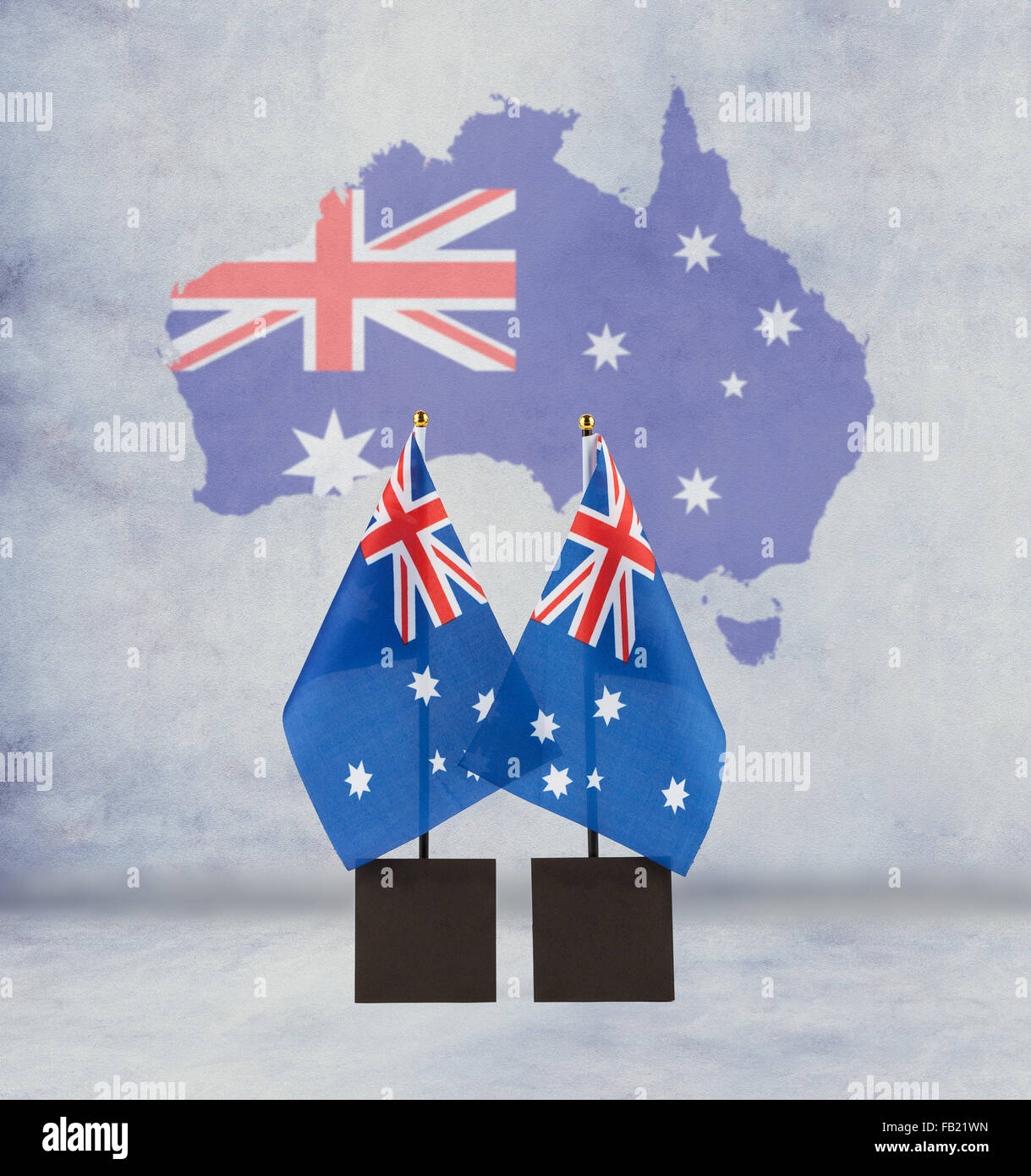 Deux Australian 24 drapeaux et ruban rouge avec carte de l'Australie dans l'arrière-plan et l'espace de copie. Symboles nationaux australiens iso Banque D'Images