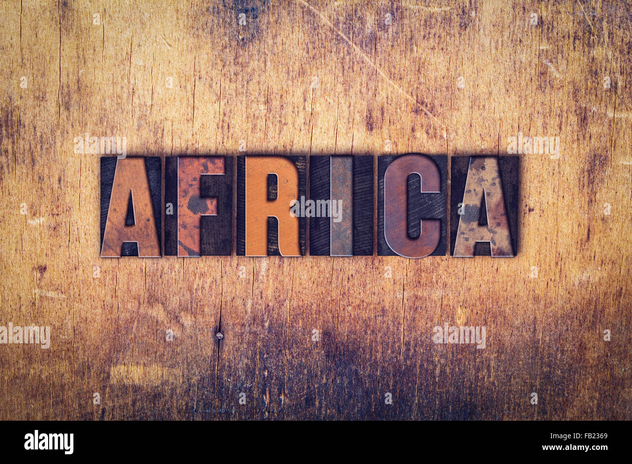 Le mot 'Afrique' écrit en typographie vintage sale type sur un fond de bois vieilli. Banque D'Images