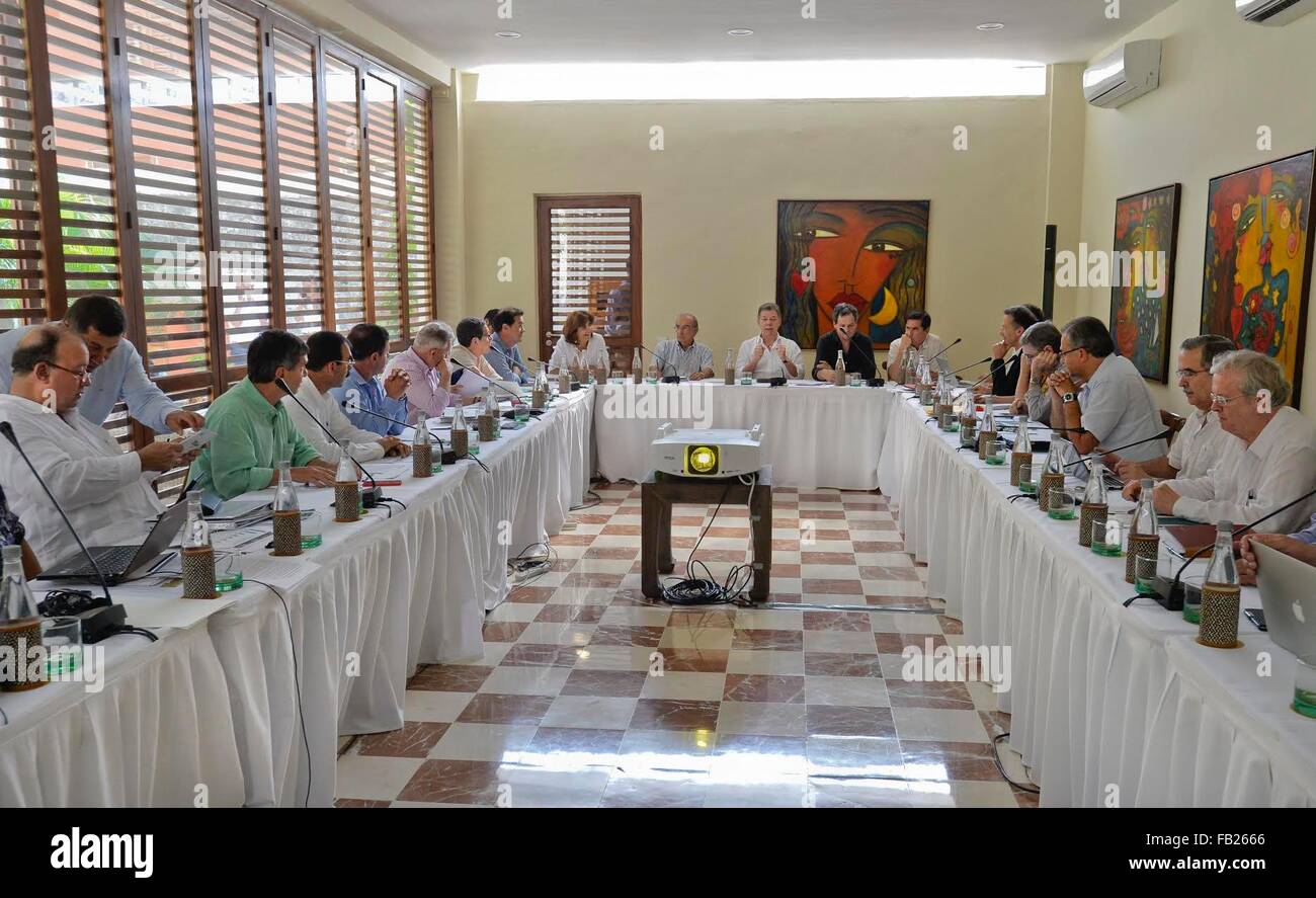 Carthagène. Jan 7, 2016. Image fournie par la présidence de la Colombie montre le président colombien Juan Manuel Santos (C) Réunion avec les membres de l'équipe de négociation du gouvernement dans le processus de paix avec les Forces armées révolutionnaires de Colombie (FARC), dans la ville de Cartagena de Indias 7 Janvier, 2016. © La Présidence/Xinhua/Alamy Live News Banque D'Images