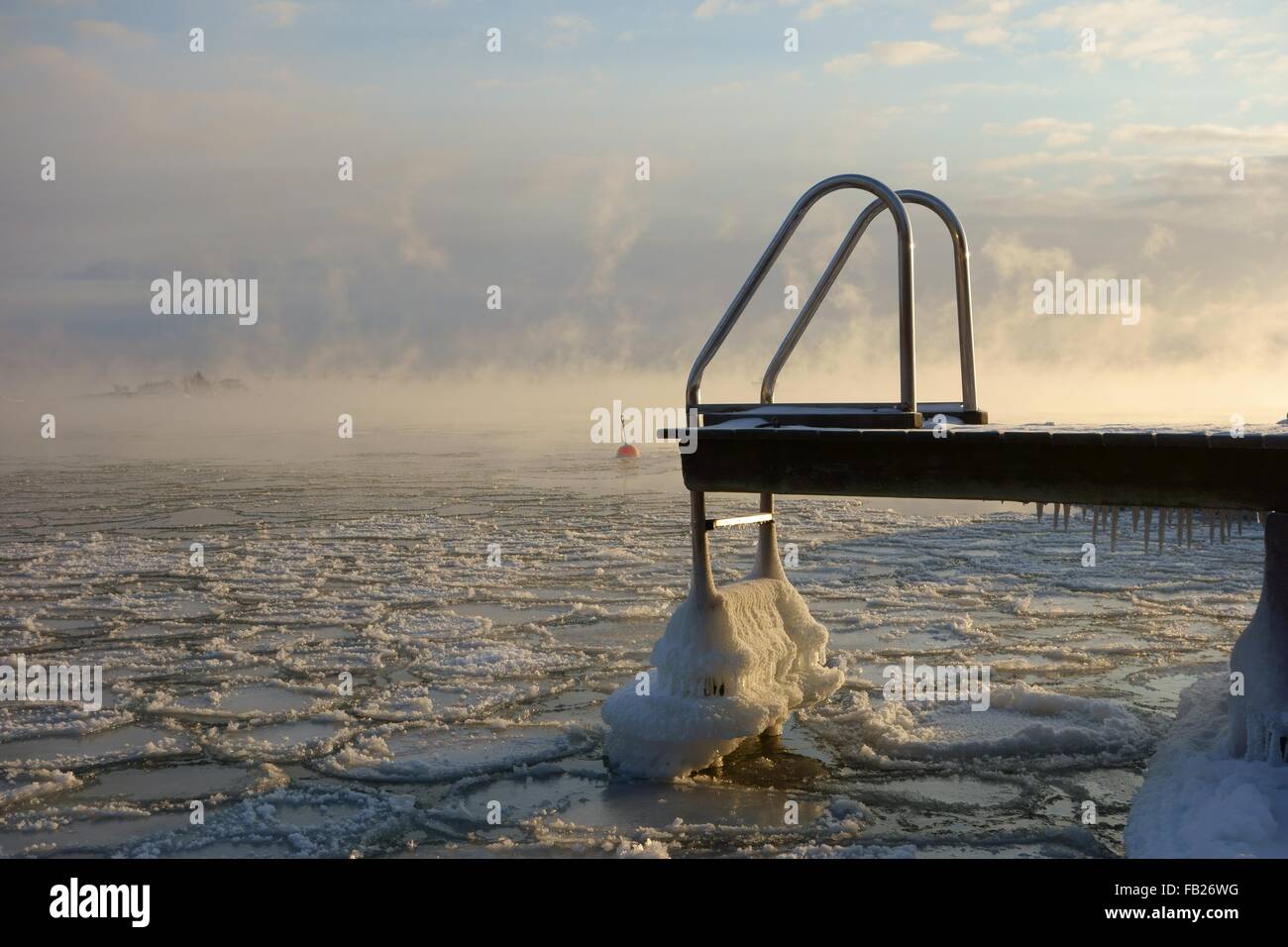 Jetée de baignade et bouée dans le gel de la mer Baltique à Helsinki, Finlande Banque D'Images