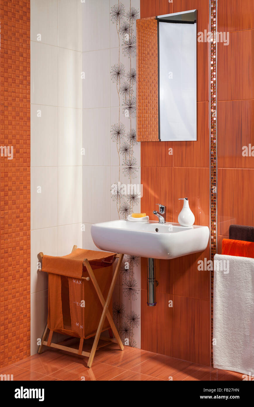 Détail d'une salle de bains privative moderne intérieur en orange avec motif floral Banque D'Images