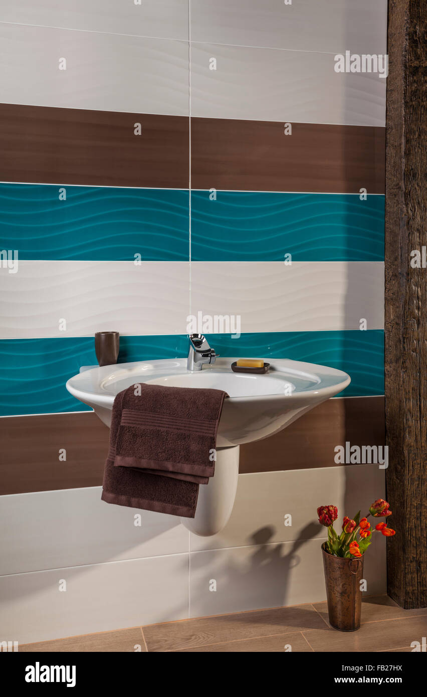 Lavabo dans une salle de bains de luxe décorées avec des essuie-tout Banque D'Images