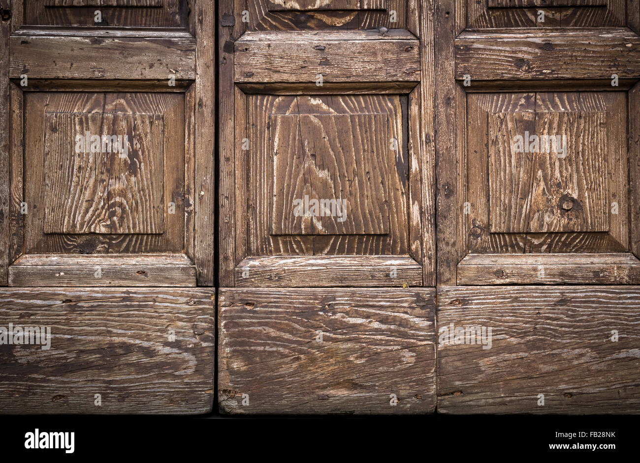 Détails d'une vieille porte en bois, située à l'entrée d'une église. Banque D'Images