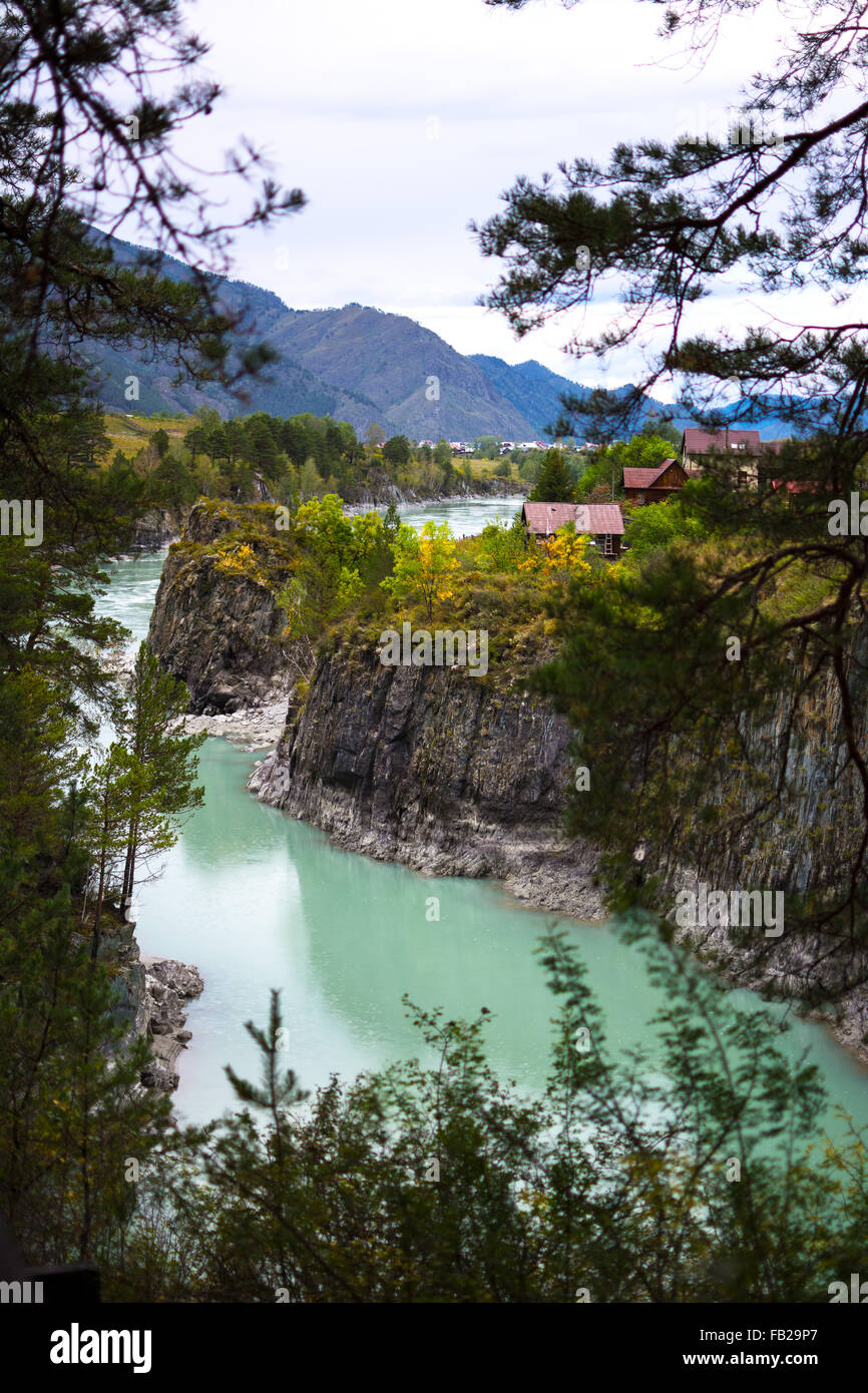 Maisons sur la côte rocheuse de la rivière Katun, rivière turquoise, montagnes de l'Altaï, en Russie Banque D'Images