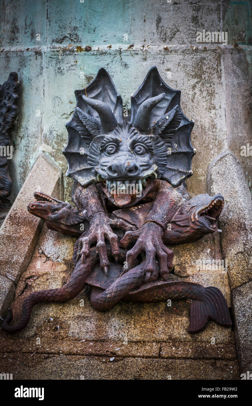 La figure du diable, sculpture en bronze avec des gargouilles et des  monstres démoniaques Photo Stock - Alamy