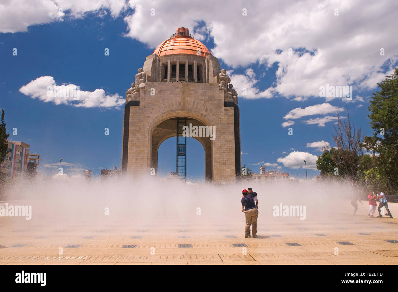 Les gens se détendre dans la fontaine de l'Arco de la Revolucion (Arc de la Révolution) à Mexico, Mexique, Amérique du Sud Banque D'Images