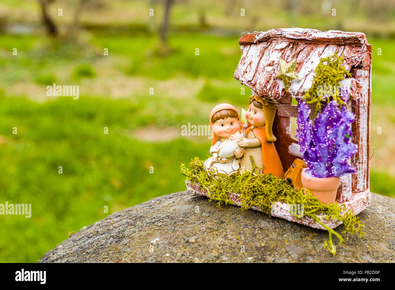 L'éclat des couleurs d'une crèche de Noël, la Sainte Vierge Marie et