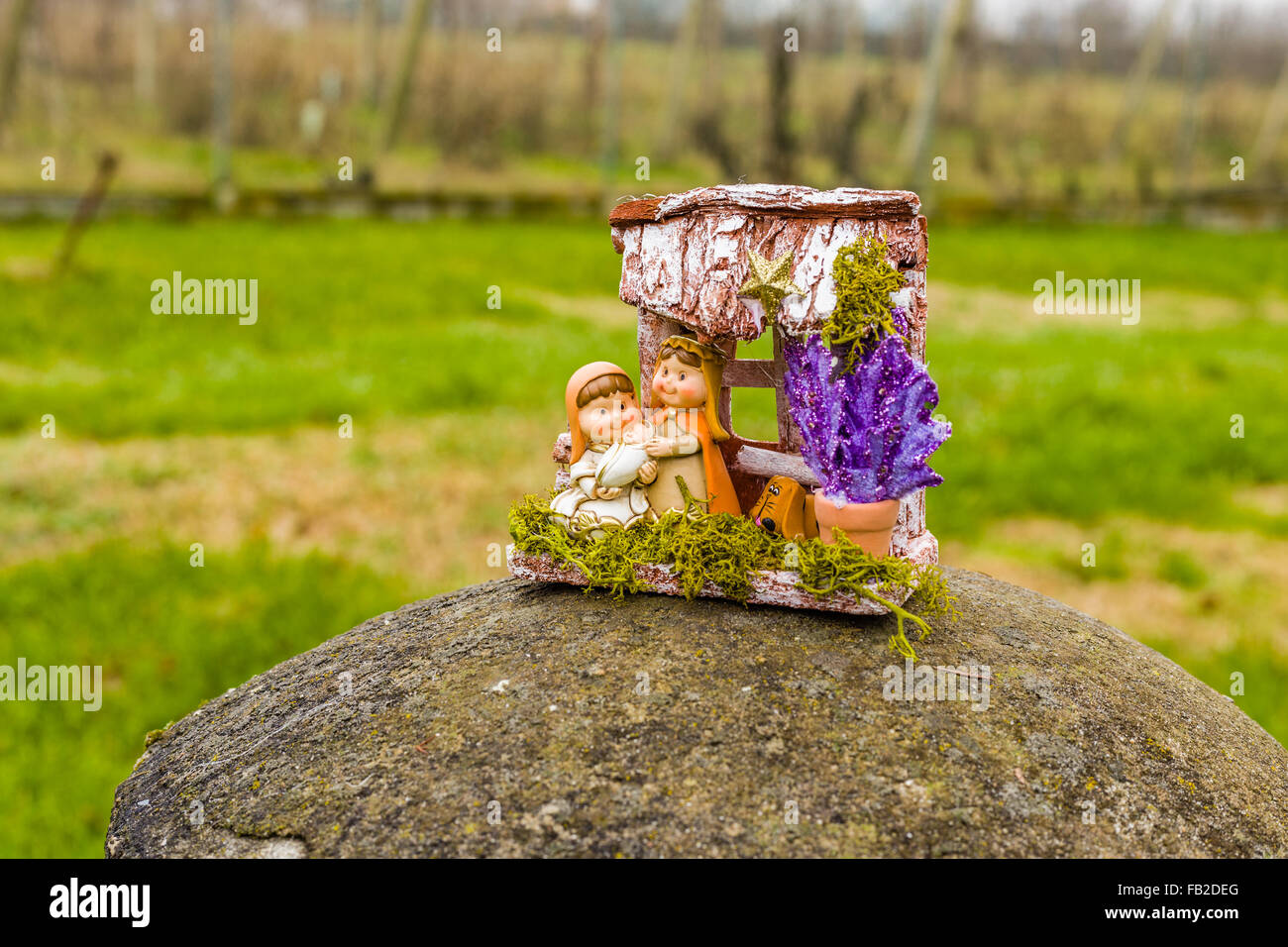 L'éclat des couleurs d'une crèche de Noël, la Sainte Vierge Marie et