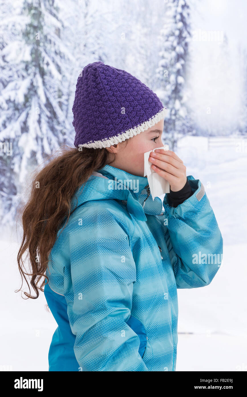 Young Beautiful woman blowing nose de plein air en hiver Banque D'Images