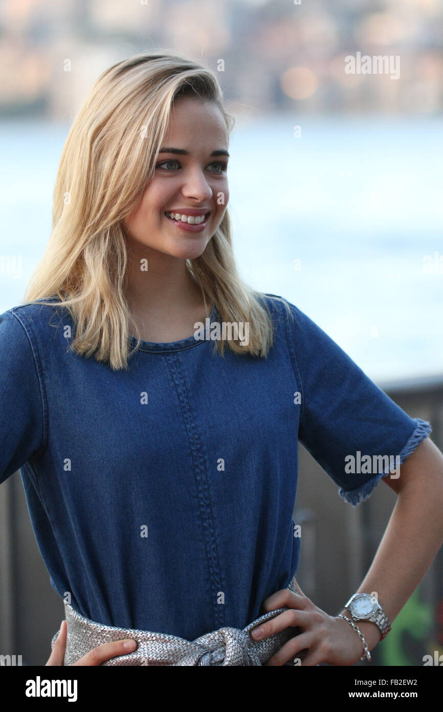 Sydney, Australie. 8 janvier 2016. Des stars et des VIP sont arrivés pour la première mondiale de Sydney à la 'Grâce' à la soirée d'ouverture de Saint Georges cinéma en plein air à Mme Macquaries Point. Sur la photo : actrice Raechelle Banno (Home & Away). Crédit : Richard Milnes/Alamy Live News Banque D'Images