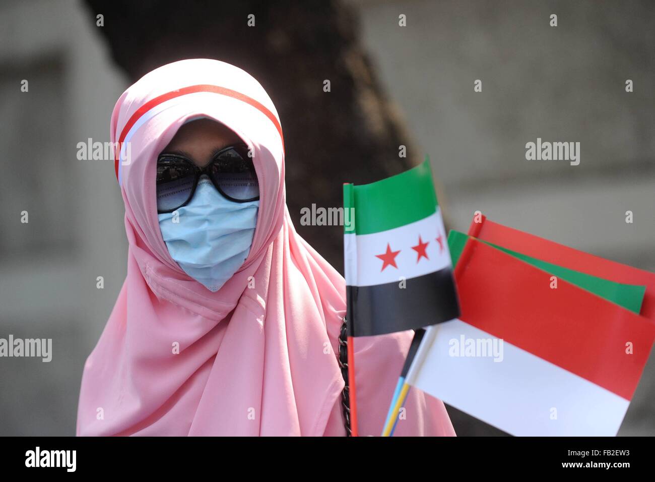 Jakarta, Indonésie. 8 janvier, 2016. Une femme musulmane indonésienne participe à une manifestation contre les frappes aériennes lancées par la Russie en Syrie à l'ambassade de Russie à Jakarta, Indonésie, le 8 janvier 2016. Ti'Kuncahya Crédit : B./Xinhua/Alamy Live News Banque D'Images